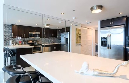 La Gorce House | BEACHFRONT 1 bed/2bath CONDO on the beach with TERRACE and oceanview