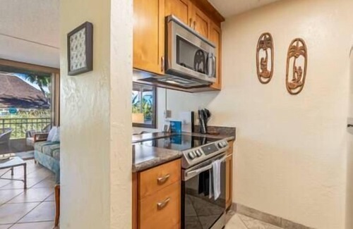 Kihei Apartment | Beachfront 1 bedroom 2 bathroom condo, ocean view from private lanain