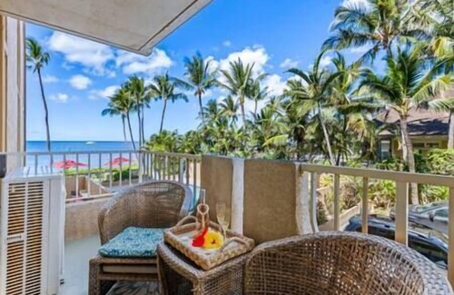 Kihei Apartment | Beachfront 1 bedroom 2 bathroom condo, ocean view from private lanain