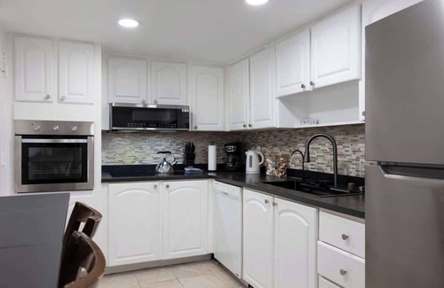 Hollywood South Central Beach Apartment | Beachfront 1 BR Apartment with Kitchen- Sian