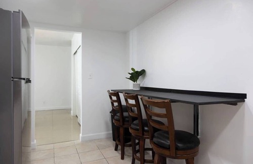 Hollywood South Central Beach Apartment | Beachfront 1 BR Apartment with Kitchen- Sian