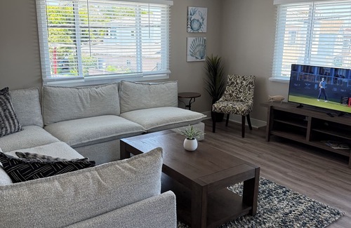 Old Towne Apartment | Beachfront 2-bed, 2-bath unit with AC in Seal Beach