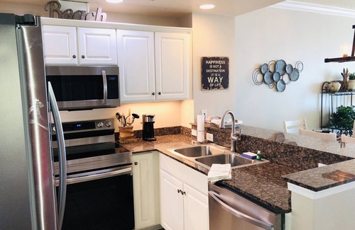 Gulf Shores Condo | Beachfront 2-bedroom condo just steps to Gulf Shores Beach! Gym, sauna and pool!