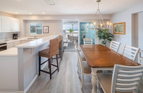 Siesta Key Condo | Beachfront 2BR Siesta Key Condo w/Lanai & Resort Amenities