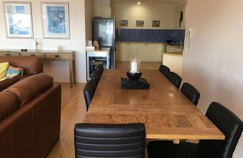 Cowes Apartment | Beachfront 3 Bed 2 Bath Apartment. We offer complimentary internet + Netflix