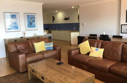 Cowes Apartment | Beachfront 3 Bed 2 Bath Apartment. We offer complimentary internet + Netflix