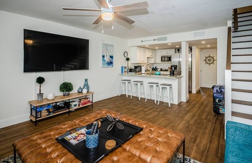 Sunset Beach Condo | Beachfront 3BR Penthouse | Private Balcony | Treasure Island
