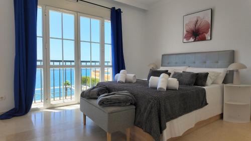 Benalmadena House | Beachfront 4BR - Pool - Terrace - Torremuelle