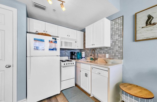 Long Beach Apartment | ⛱️Beachfront-5 Pools-Hot Tubs-Majestic Beach 1-2109⛱️