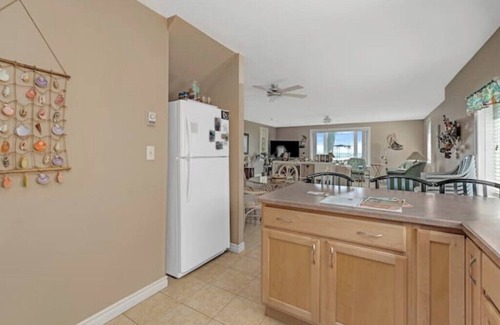 Lakeshore House | Beachfront 5BDRM Lakehouse