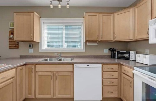 Lakeshore House | Beachfront 5BDRM Lakehouse