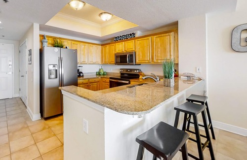 Gulf Shores Condo | Beachfront 5th-floor condo with balcony, AC, pool, hot tub & view