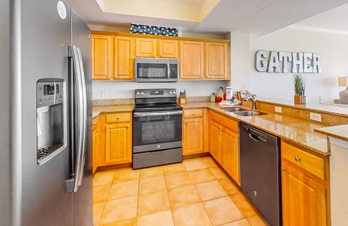 Gulf Shores Condo | Beachfront 5th-floor condo with balcony, AC, pool, hot tub & view