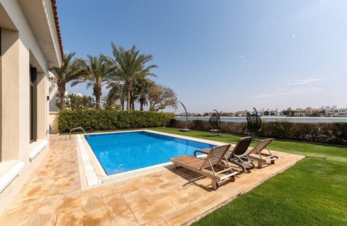 Palm Jumeirah Villa | Beachfront 6BR Villa w/Private Pool at the Palm