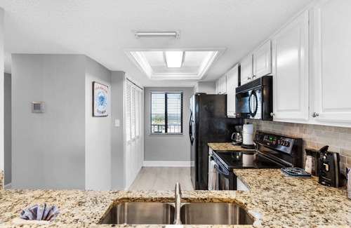 Lower Grand Lagoon Condo | Beachfront 9th Floor Condo with Balcony - Direct Beach Access, Pool, & Free Beach Chairs!