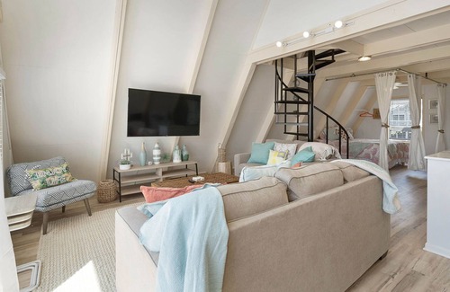 Surfside Beach House | Beachfront A-Frame|BeachBox|Fire Pit!|Fenced Yard!