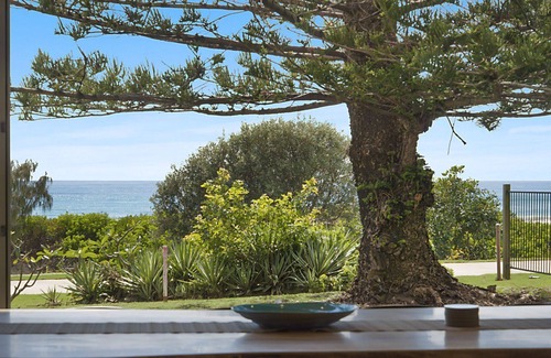 Bilinga House | Beachfront Abode - Absolute beachfront holiday house