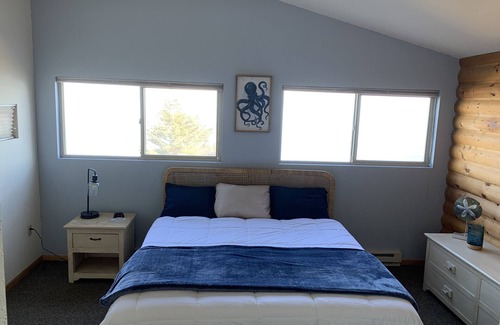 Happy Valley Cabin | Beachfront Alaskan Lodge