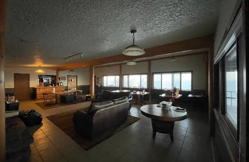 Happy Valley Cabin | Beachfront Alaskan Lodge