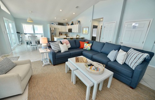East End House | BEACHFRONT AND LARGE POOL THAT CAN BE HEATED