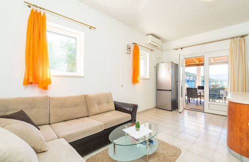 Dubrava Apartment | Beachfront Apartment house Hon with pool