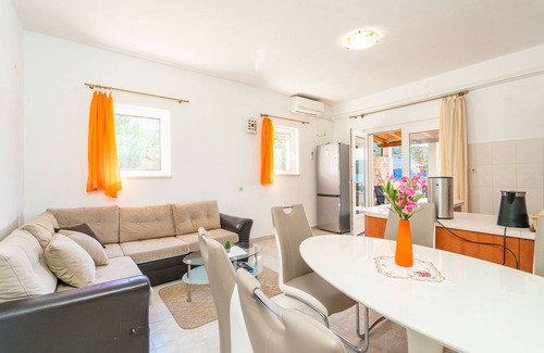 Dubrava Apartment | Beachfront Apartment house Hon with pool