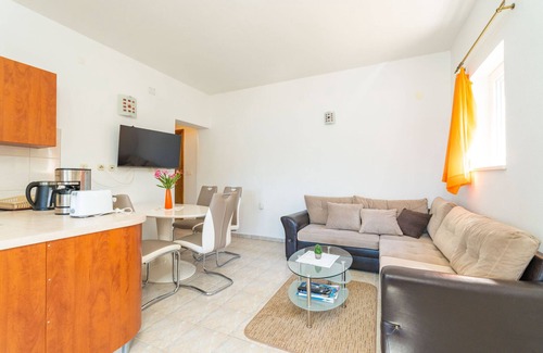 Dubrava Apartment | Beachfront Apartment house Hon with pool