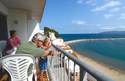 L'Estartit Apartment | Beachfront Apartment in Spain with Pool