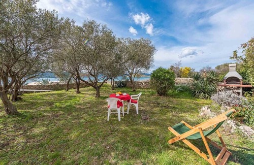 Turanj Apartment | Beachfront Apartment Lostura with sea view