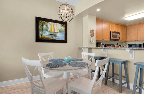 Panama City Beach Condo | ☀️BeachFRONT-Balcony-Free Beach Service-Change of Pace☀️