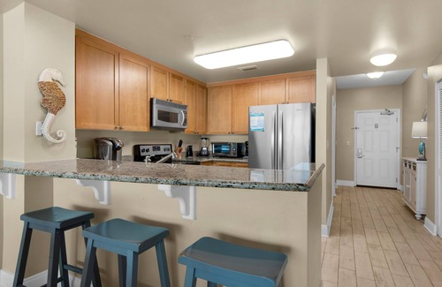Panama City Beach Condo | ☀️BeachFRONT-Balcony-Free Beach Service-Change of Pace☀️