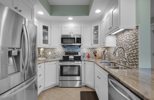 Miramar Beach Condo | BeachFront, Beach Svc, Hot Tub, WIFI, pool, Kitchen