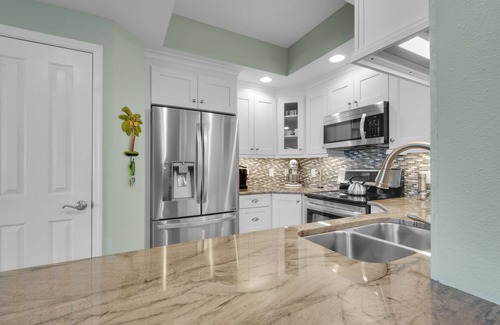 Miramar Beach Condo | BeachFront, Beach Svc, Hot Tub, WIFI, pool, Kitchen