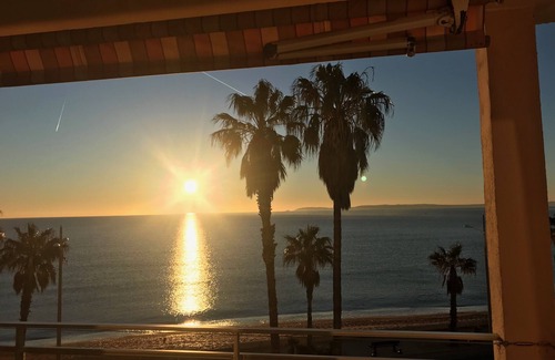 Le Lavandou Apartment | Beachfront, beautiful view 180 ° beautiful apartment of 80m2, 3 bedrooms.