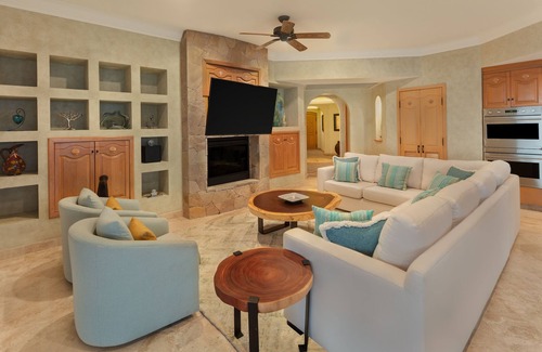 Los Cabos Condo | Beachfront Bliss: Unwind in your Private Hot Tub with the Waves rolling in!