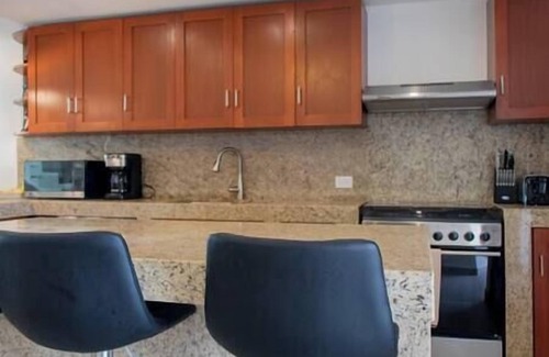 Zona Hotelera House | Beachfront Bliss - Spacious 4-Bed with Ocean View