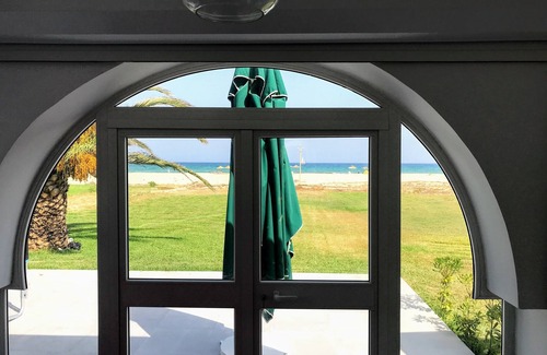 Hammamet House | Beachfront Bungalow, pieds dans l’eau