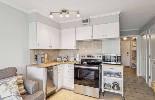 Hilton Head Island Villa | Beachfront Condo with Communal Pool & Ocean Views!