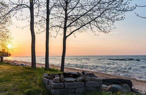 Ingalls House | Beachfront Cabin Steps from the Water