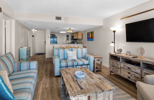 Sunnyside Condo | Beachfront charm meets lake life + Free Tickets: Dolphin Cruise & more!