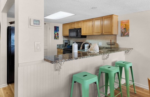 Sunnyside Condo | Beachfront charm meets lake life + Free Tickets: Dolphin Cruise & more!
