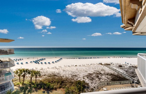 Fort Walton Beach Condo | Beachfront condo with beach chairs & umbrella, pool