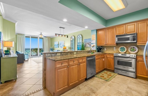 Fort Walton Beach Condo | Beachfront condo with a pool & hot tub plus a washer/dryer & central AC