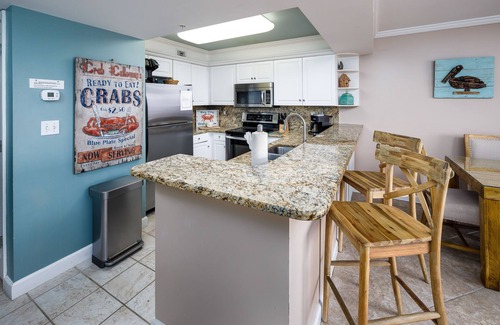 Fort Walton Beach Condo | Beachfront condo with pool, hot tub, gym, & AC - snowbird-friendly
