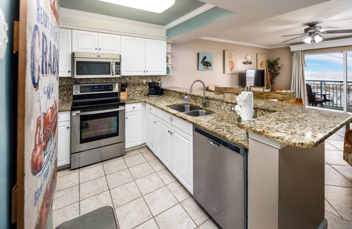 Fort Walton Beach Condo | Beachfront condo with pool, hot tub, gym, & AC - snowbird-friendly