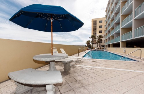 Fort Walton Beach Condo | Beachfront condo with pool, hot tub, gym, & AC - snowbird-friendly