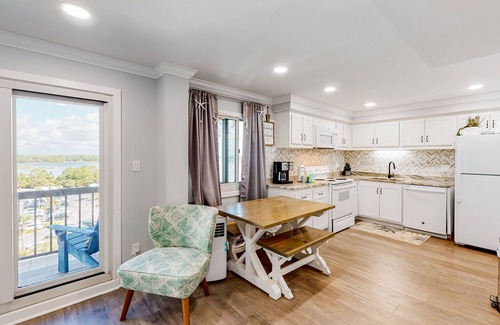 Sunnyside Condo | Beachfront condo in gated resort with pools, lake access, fast WiFi & patio