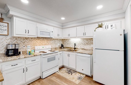 Sunnyside Condo | Beachfront condo in gated resort with pools, lake access, fast WiFi & patio