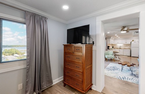 Sunnyside Condo | Beachfront condo in gated resort with pools, lake access, fast WiFi & patio