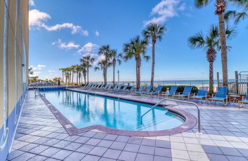 Panama City Beach Condo | Beachfront condo with sweeping views, washer/dryer, shared pool, grill, & AC